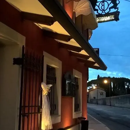 Ai Due Leoni Hotel